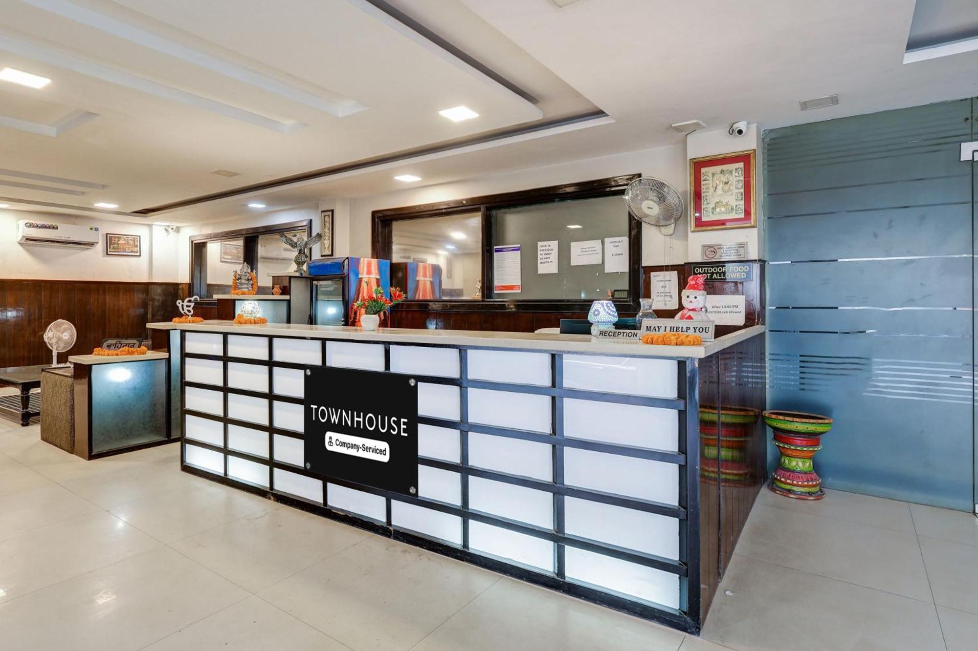 Super Townhouse Sector 38 Gurgaon Near Medanta Hotel Exterior foto